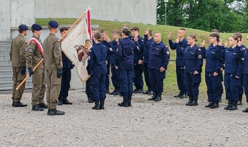 Uroczyste ślubowanie kadetów Oddziału Przygotowania Mundurowego II SLO im. Toniego Halika w Ostrołęce